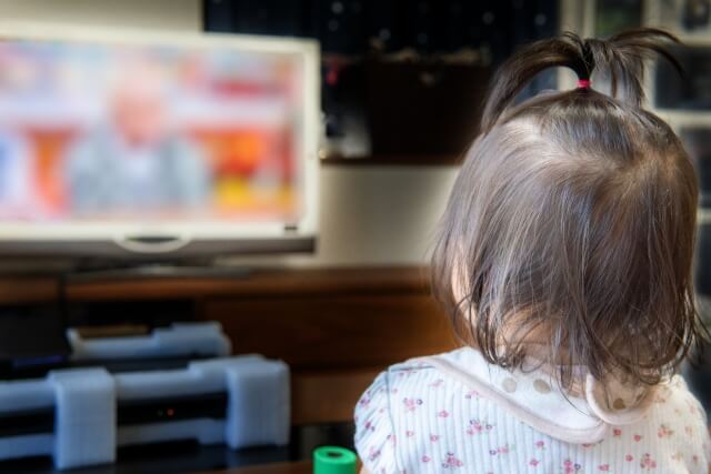 テレビを見つめる幼児の画像