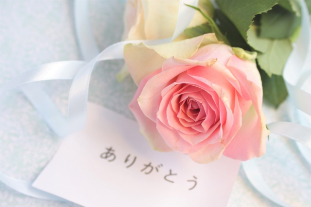 バラの花とありがとうのメッセージの画像