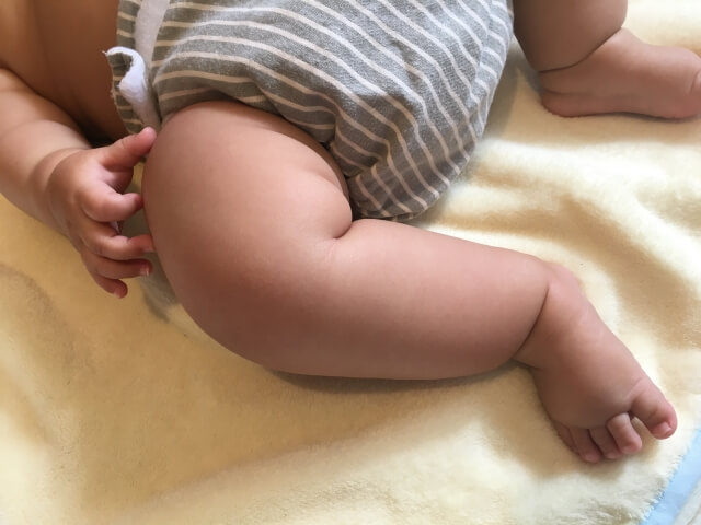 布おむつをした赤ちゃんの足の画像