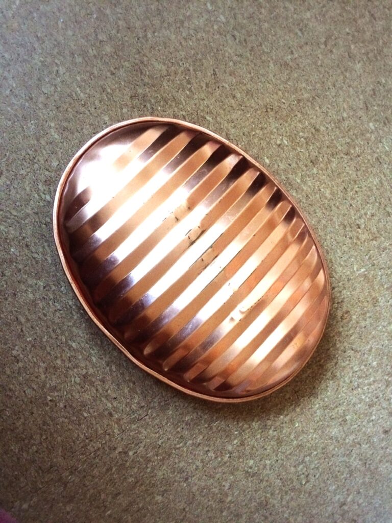 純銅製の湯たんぽの底の画像
