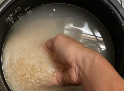 玄米と白米を混ぜて洗っているところ