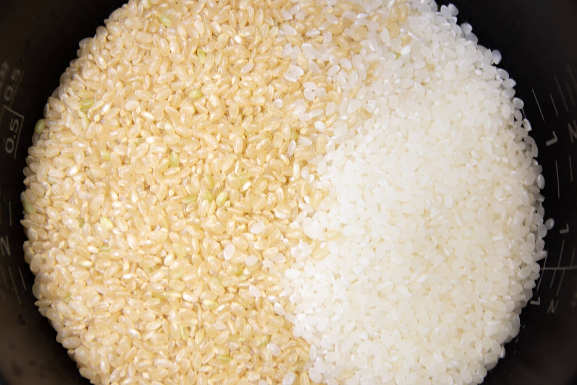 玄米と白米を混ぜている画像